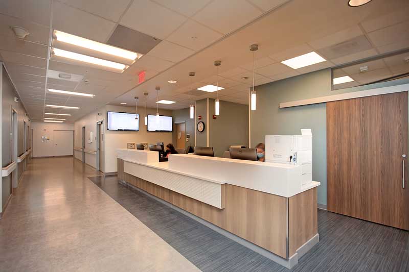 El pasillo de la habitación del paciente y la estación de enfermería del lugar de nacimiento