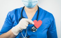 Profesional médico sosteniendo un corazón de papel